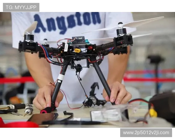 机器人足球赛连环翻车，担架员成意外主角